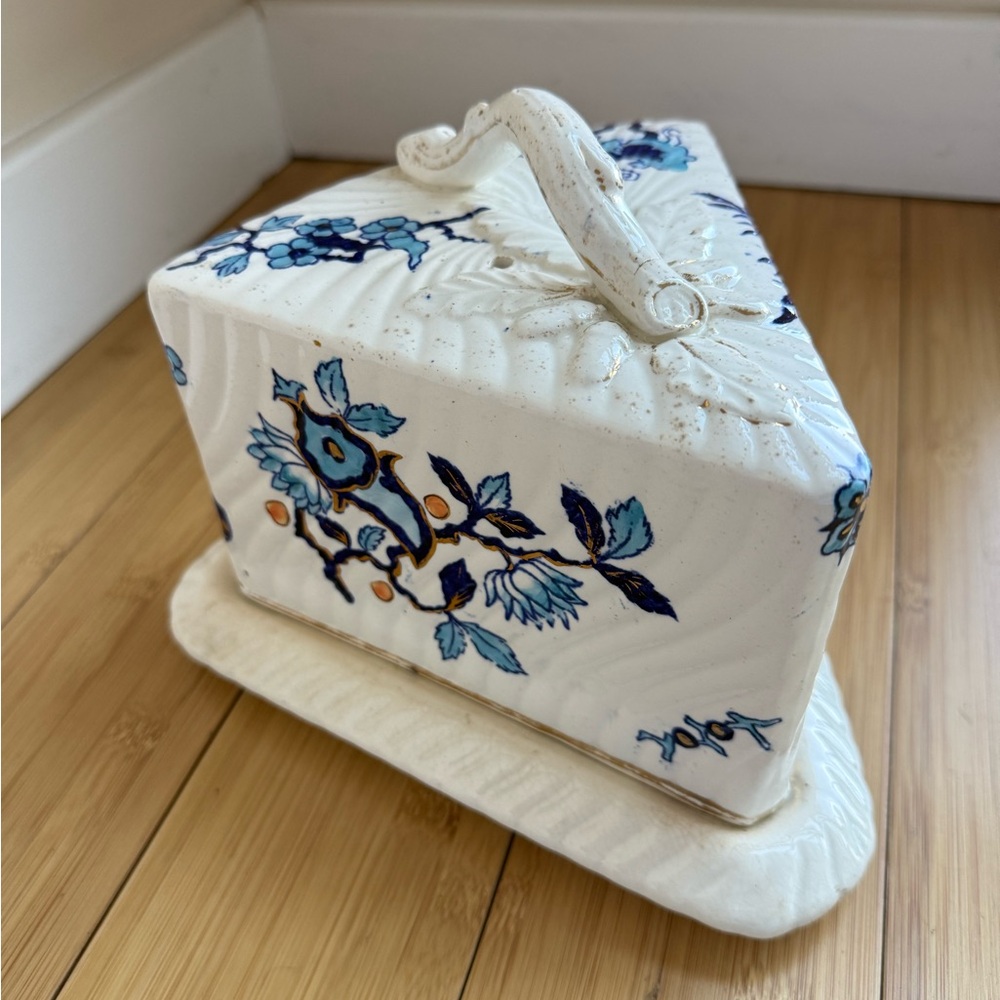 Antique Victorian Wedgwood Delft cheese dish, late 19th century, circa 1870–1890